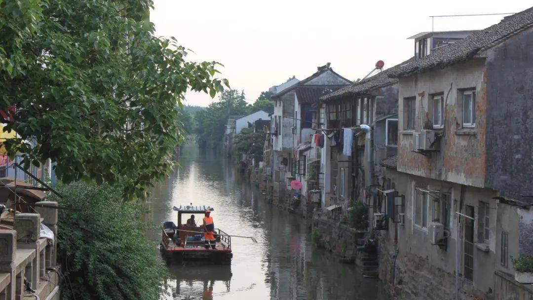 机场门口“黄牛”扎堆,中途拉客随意定价?多部门出手了